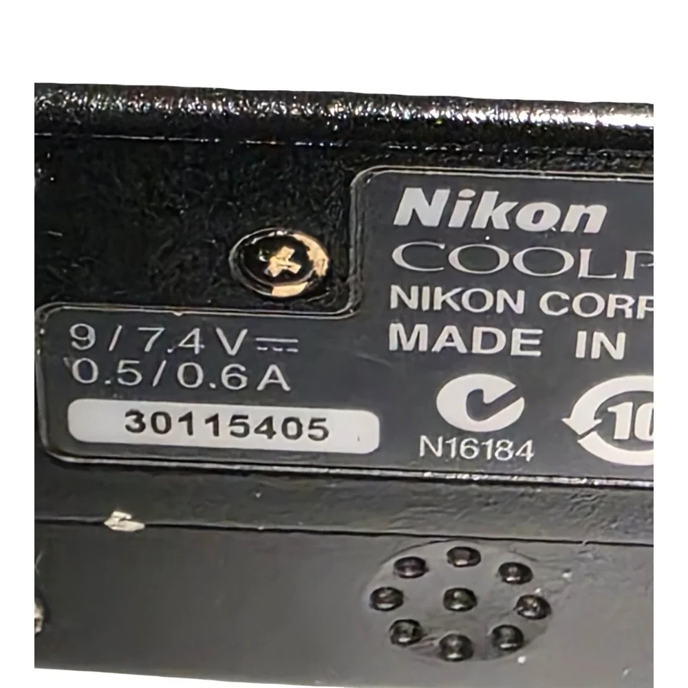 Nikon COOLPIX P7000 10.1MP Digital Camera - Black Charger Cable 16GB SD Card